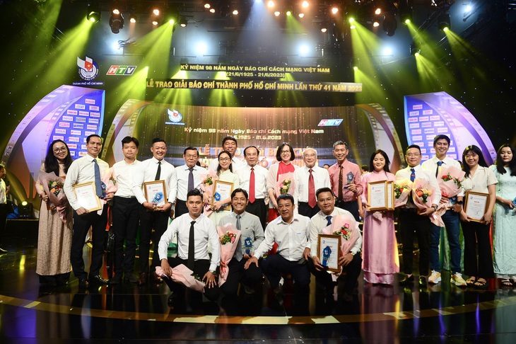Báo Tuổi Trẻ đoạt 10 Giải Báo chí TP.HCM lần 42- Ảnh 1. Nhóm tác giả đoạt Giải Báo chí TP.HCM lần 41 năm 2023 - Ảnh: HOÀNG TRIỀU