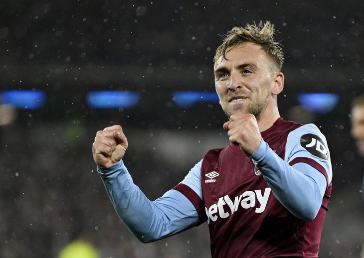 Arsenal chia tay Cúp Liên đoàn, Liverpool và Chelsea đi tiếp - Ảnh 1. Bowen 2 lần lập công giúp West Ham đánh bại Arsenal - Ảnh: REUTERS