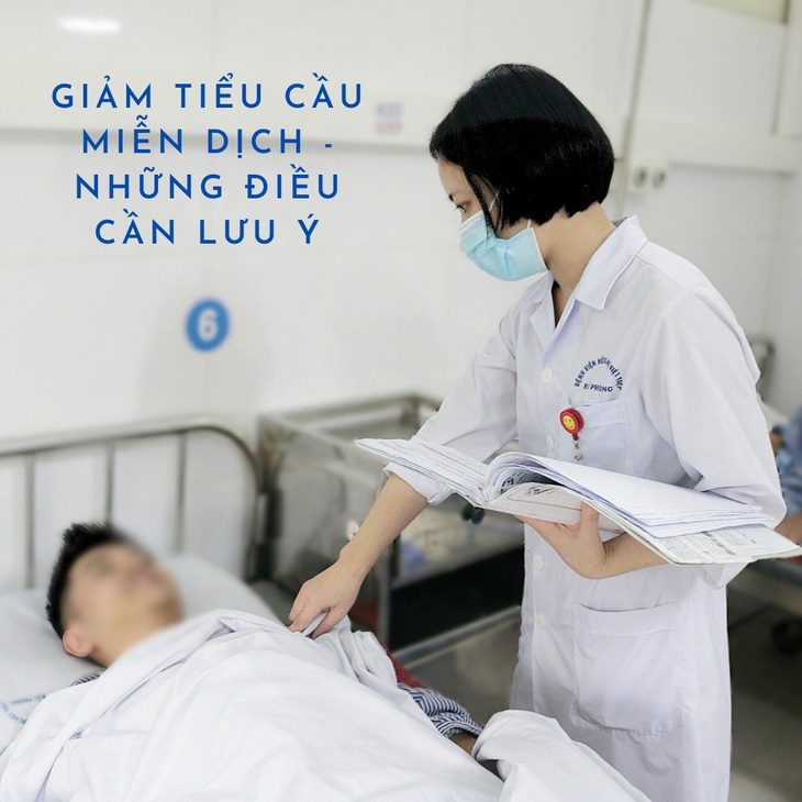 Bầm tím da... chớ lơ là bệnh nguy hiểm - Ảnh 1. Thăm khám cho bệnh nhân giảm tiểu cầu miễn dịch tại Bệnh viện Hữu nghị Việt Tiệp - Ảnh: BVCC