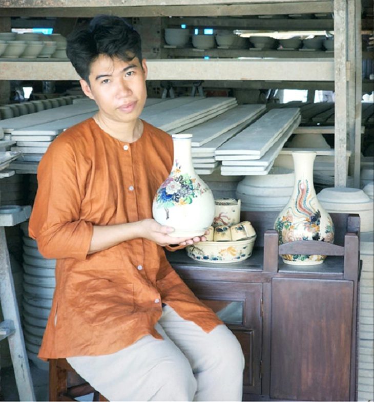 9X mong mang nắng về làng gốm Lái Thiêu xưa- Ảnh 1. Huỳnh Xuân Huỳnh bên các sản phẩm tại lò gốm Lái Thiêu - Ảnh: NVCC