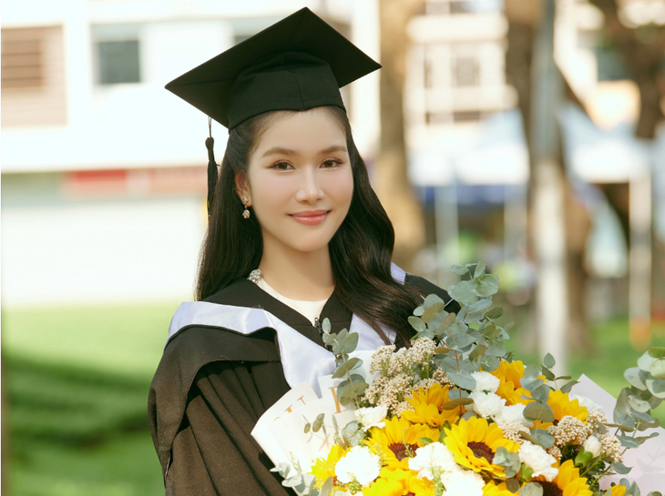 Á hậu Phương Anh trở thành giảng viên Đại học RMIT Việt Nam- Ảnh 1. Á hậu Phương Anh tốt nghiệp thạc sĩ thương mại toàn cầu tại Đại học RMIT, nay cô đã trở thành giảng viên của trường - Ảnh: NVCC