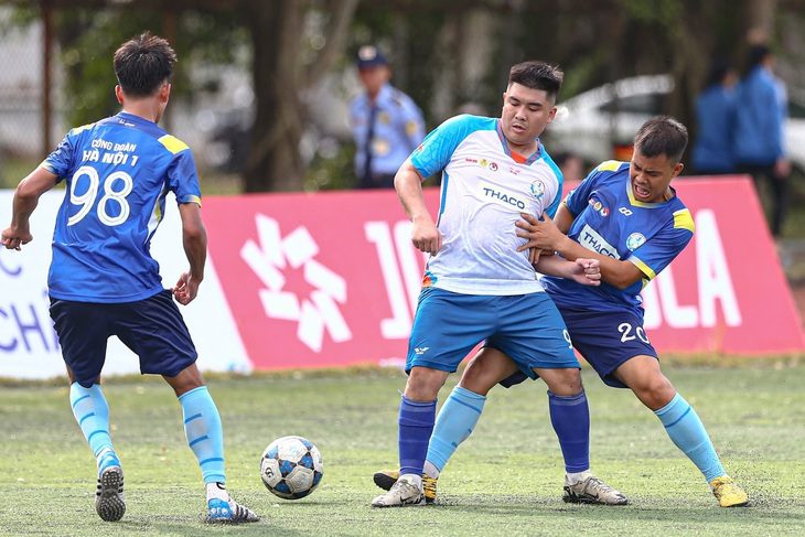 hoang-van-truong-ngay-19-10-read-only-17293870829021960549484 Phi công, bác sĩ cùng ra sân - Ảnh 1.