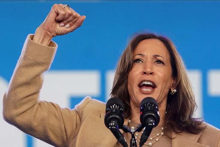 kamala-harris-17306004147241546931619 Bà Harris vượt lên tại bang ông Trump từng thắng dễ dàng - Ảnh 1.