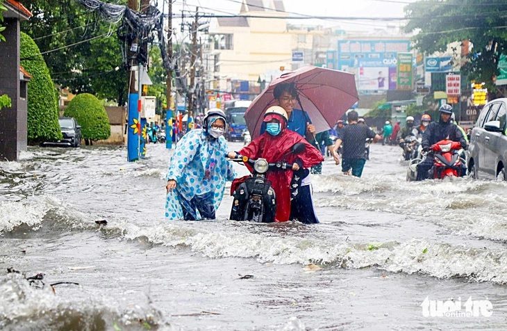mua-ngap-tphcm-1728995878091893060258 9 tháng đầu năm, toàn TP.HCM có 30 tuyến đường ngập khi mưa - Ảnh 1.