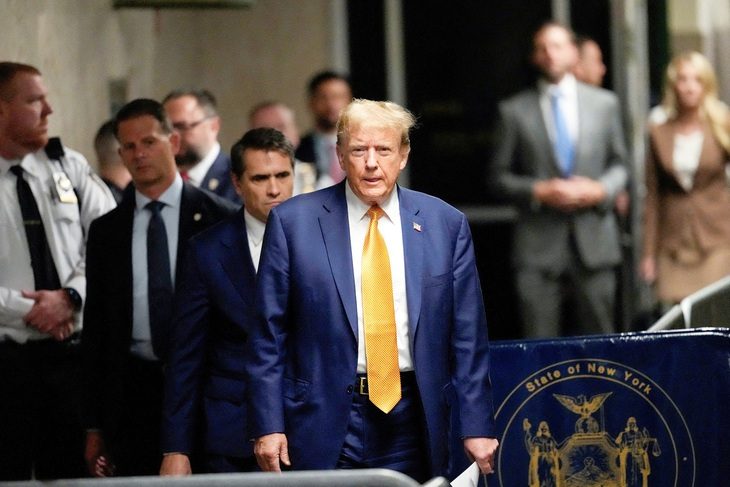 4 vụ án hình sự chống ông Trump đều có diễn biến mới- Ảnh 1. Ông Donald Trump có mặt tại tòa hình sự bang New York ngày 7-5 - Ảnh: Reuters
