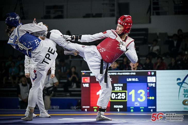 Asiad 19: Chờ đợi gì ở taekwondo Việt Nam? - Ảnh 1. Võ sĩ Ánh Tuyết (phải) với HCB tại Giải Grand Prix 2023 ở Hàn Quốc hồi tháng 7 - Ảnh: WTF