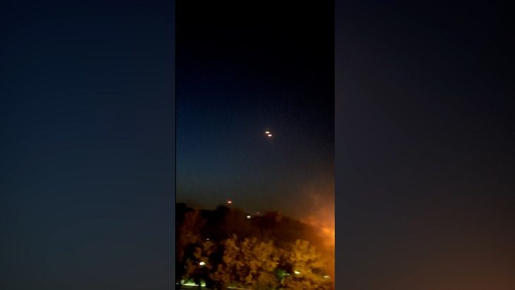 Flashes in the sky of Isfahan, Iran following reports of explosions. IRGC Những vệt sáng trên bầu trời Isfahan, Iran sau báo cáo về các vụ nổ - Ảnh: CNN/IRGC